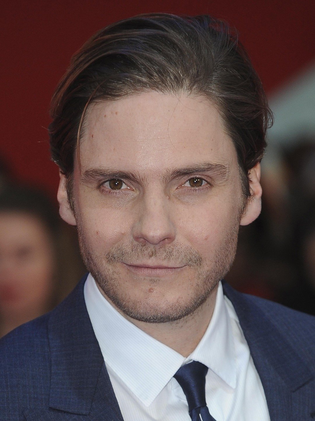 How tall is Daniel Bruhl?